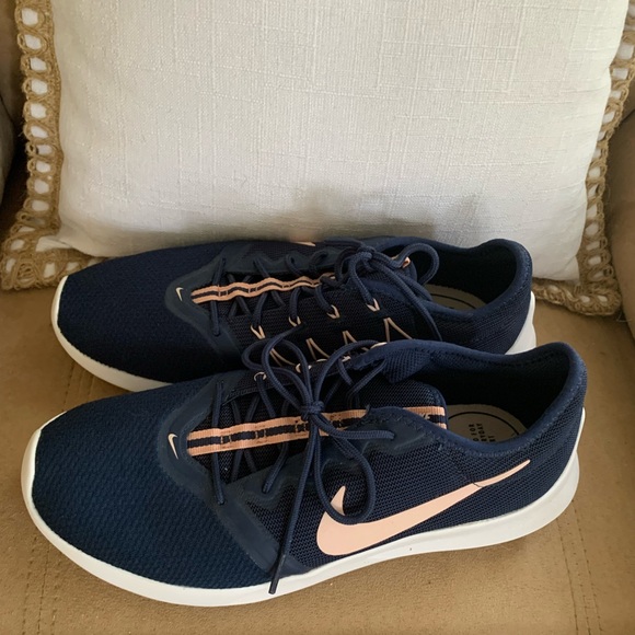 Like new Nike racer running shoes - Picture 2 of 7